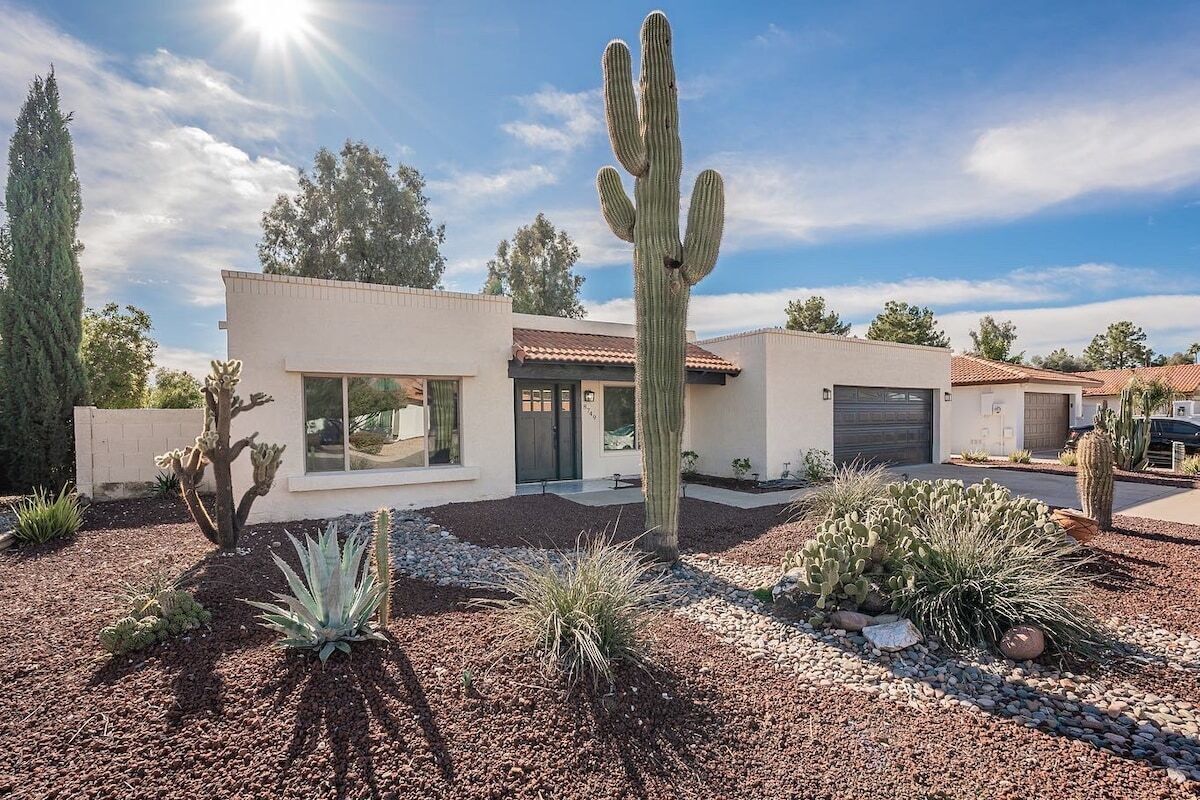 This house is a 4 bedroom(s), 2 bathrooms, located in Scottsdale, AZ.