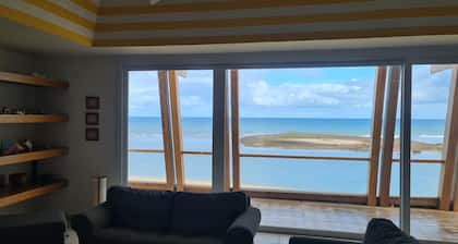 Vue exceptionnelle sur l'océan, lumineuse et confortable.