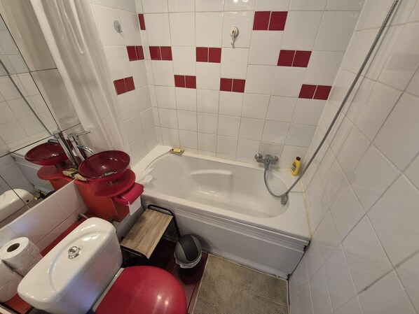 A bathroom with a bathtub, two red sinks, a toilet, and a shower. - 1-Bedroom Apartment 50m from the Beach in Collioure (Collioure)