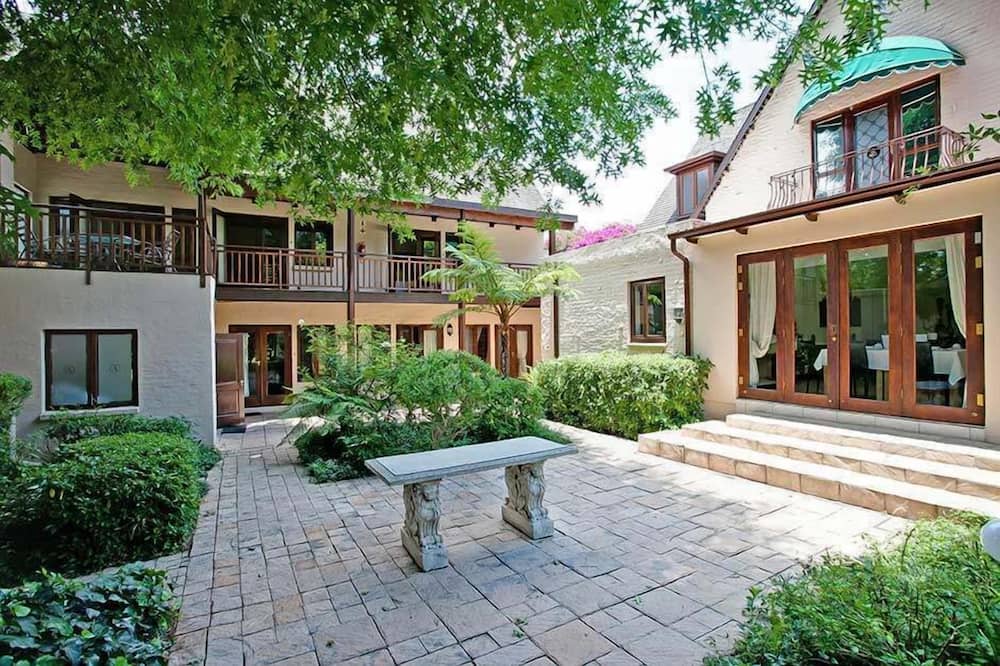 NO66 Sandton Lodge