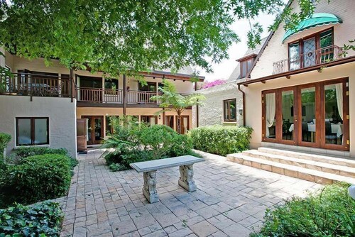 NO66 Sandton Lodge