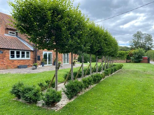 Leos Holiday Cottage - stylish cottage, sleeps 10. Pet friendly.