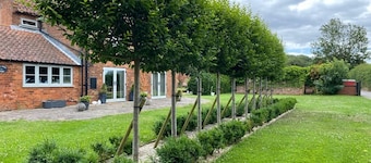 Leos Holiday Cottage - stylish cottage, sleeps 10. Pet friendly.