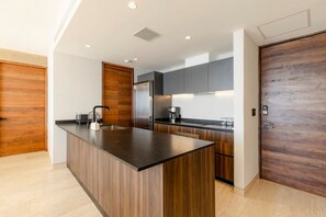 Kylskåp, mikrovågsugn, spishäll och diskmaskin