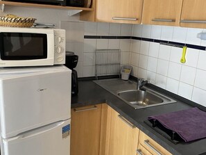 Kühlschrank, Mikrowelle, Herdplatte