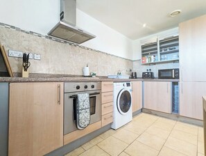 Fridge, microwave, oven, stovetop - Morden 2-Bedroom Apt in Heart of City Centre (Liverpool)