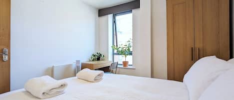 2 slaapkamers, een bureau, een strijkplank/strijkijzer, gratis wifi