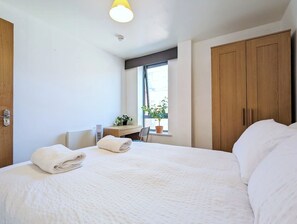2 Schlafzimmer, Schreibtisch, Bügeleisen/Bügelbrett, kostenloses WLAN