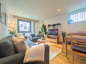 Smart TV - Morden 2-Bedroom Apt in Heart of City Centre (Liverpool)