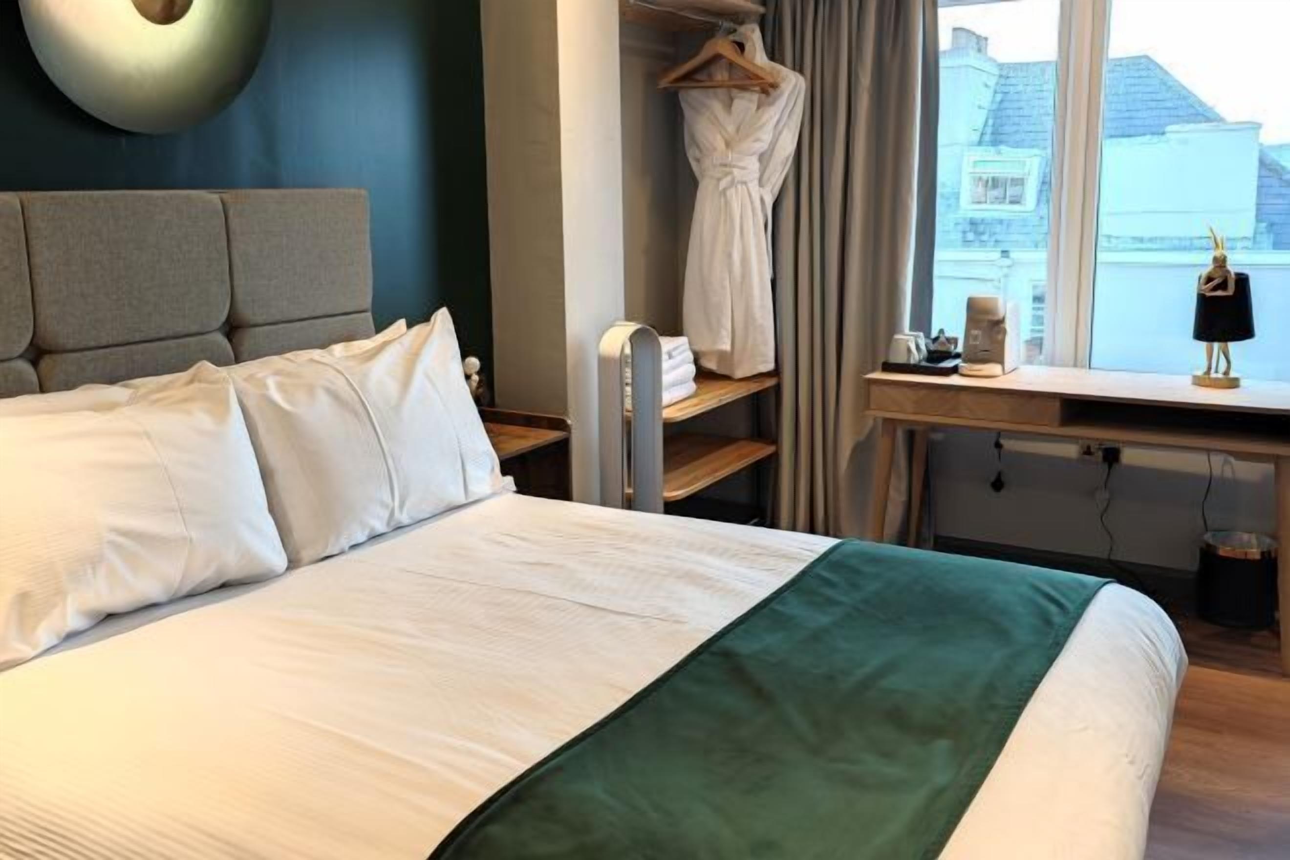 Ropa de cama de alta calidad, colchones Select Comfort, escritorio