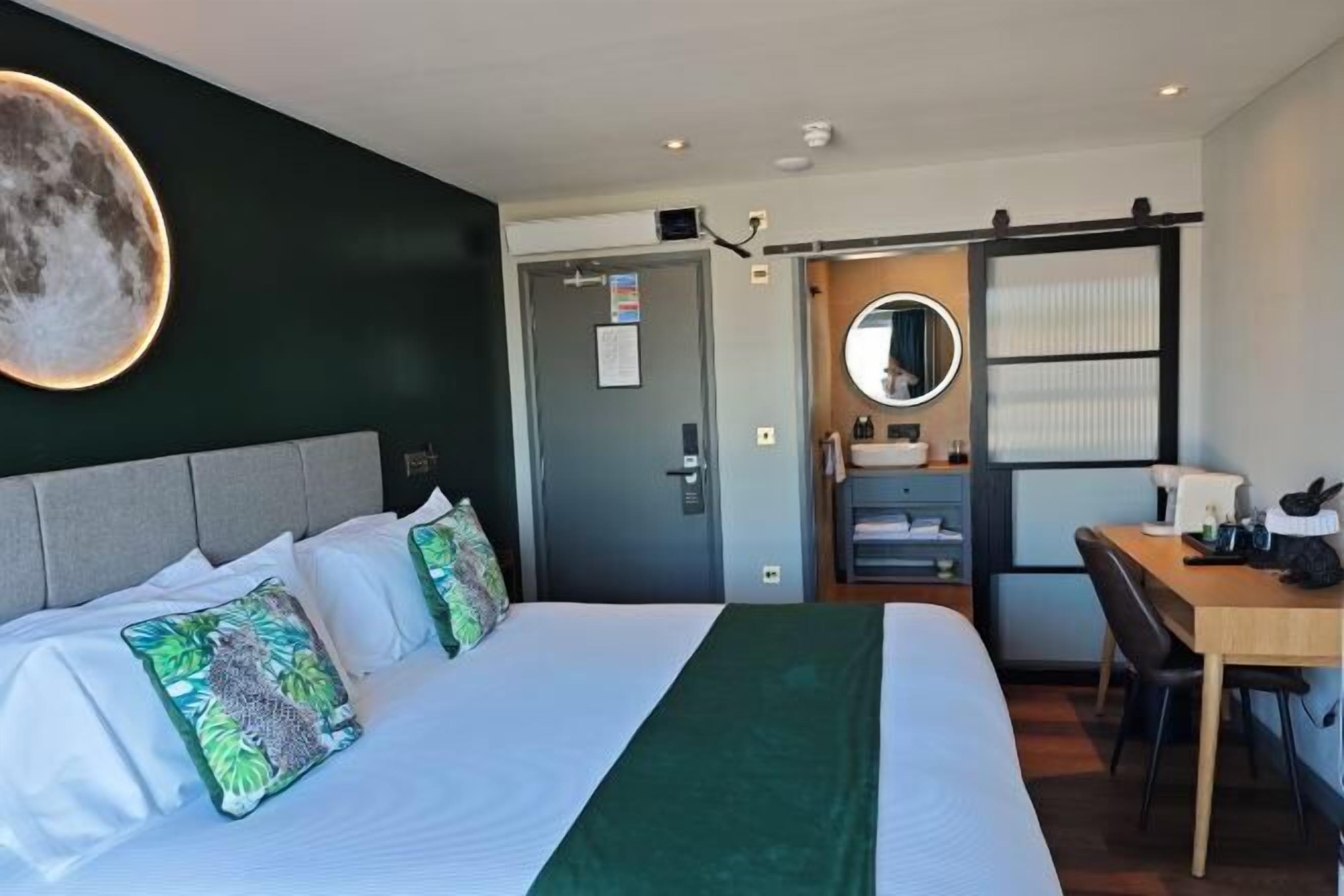 Ropa de cama de alta calidad, colchones Select Comfort, escritorio