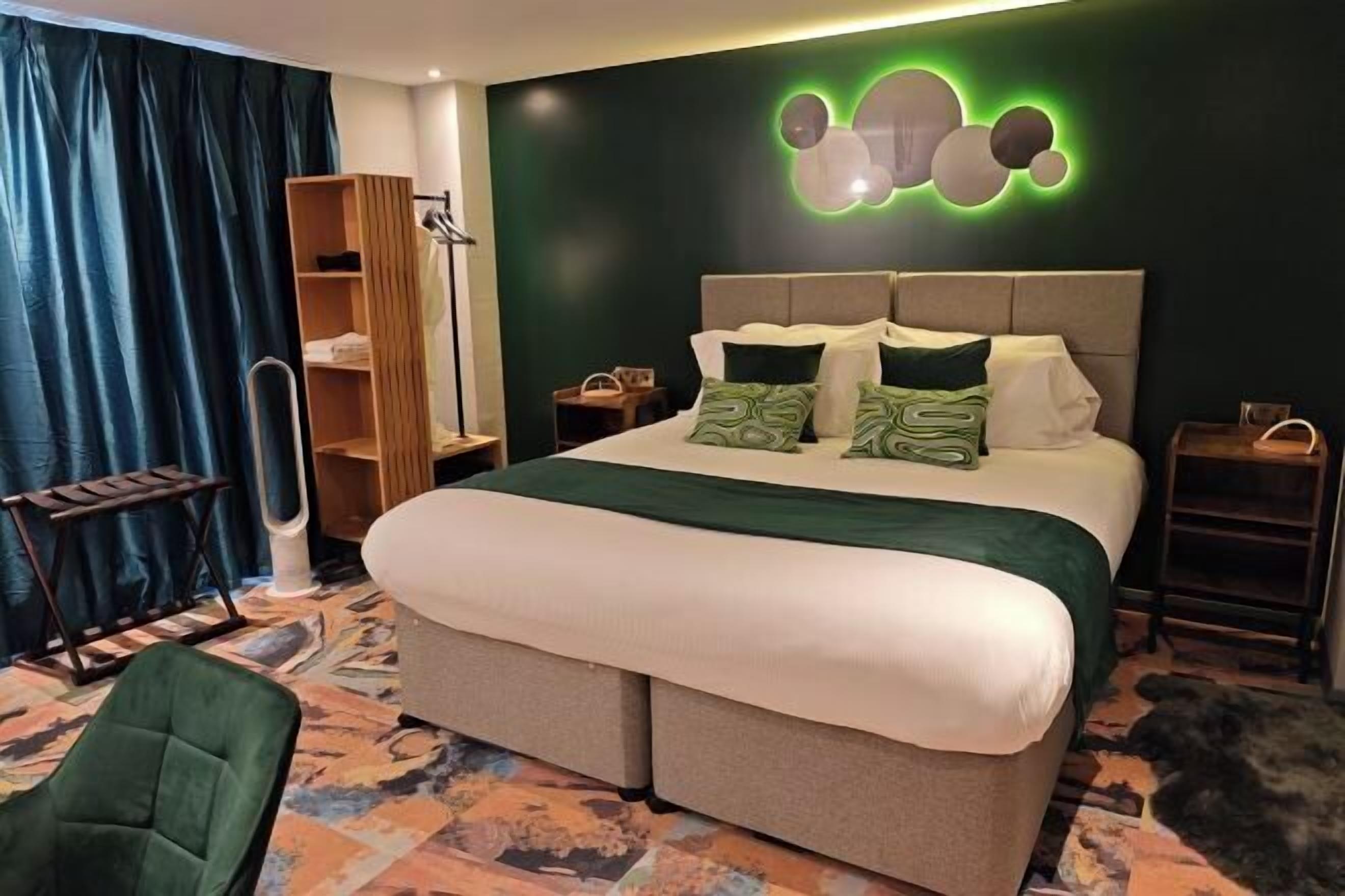 Ropa de cama de alta calidad, colchones Select Comfort, escritorio