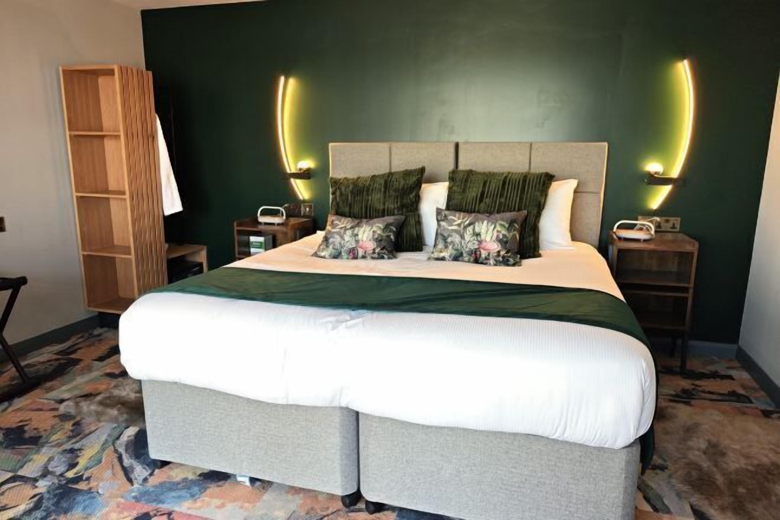 Ropa de cama de alta calidad, colchones Select Comfort, escritorio