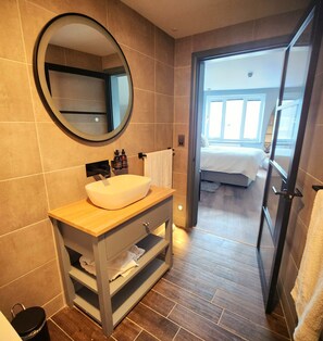 Habitación Deluxe, 1 cama de matrimonio | Baño | Bañera y ducha independientes y cabezal de ducha tipo lluvia