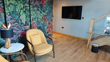 1 bedroom, premium bedding, Select Comfort beds, desk