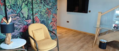 1 bedroom, premium bedding, Select Comfort beds, desk