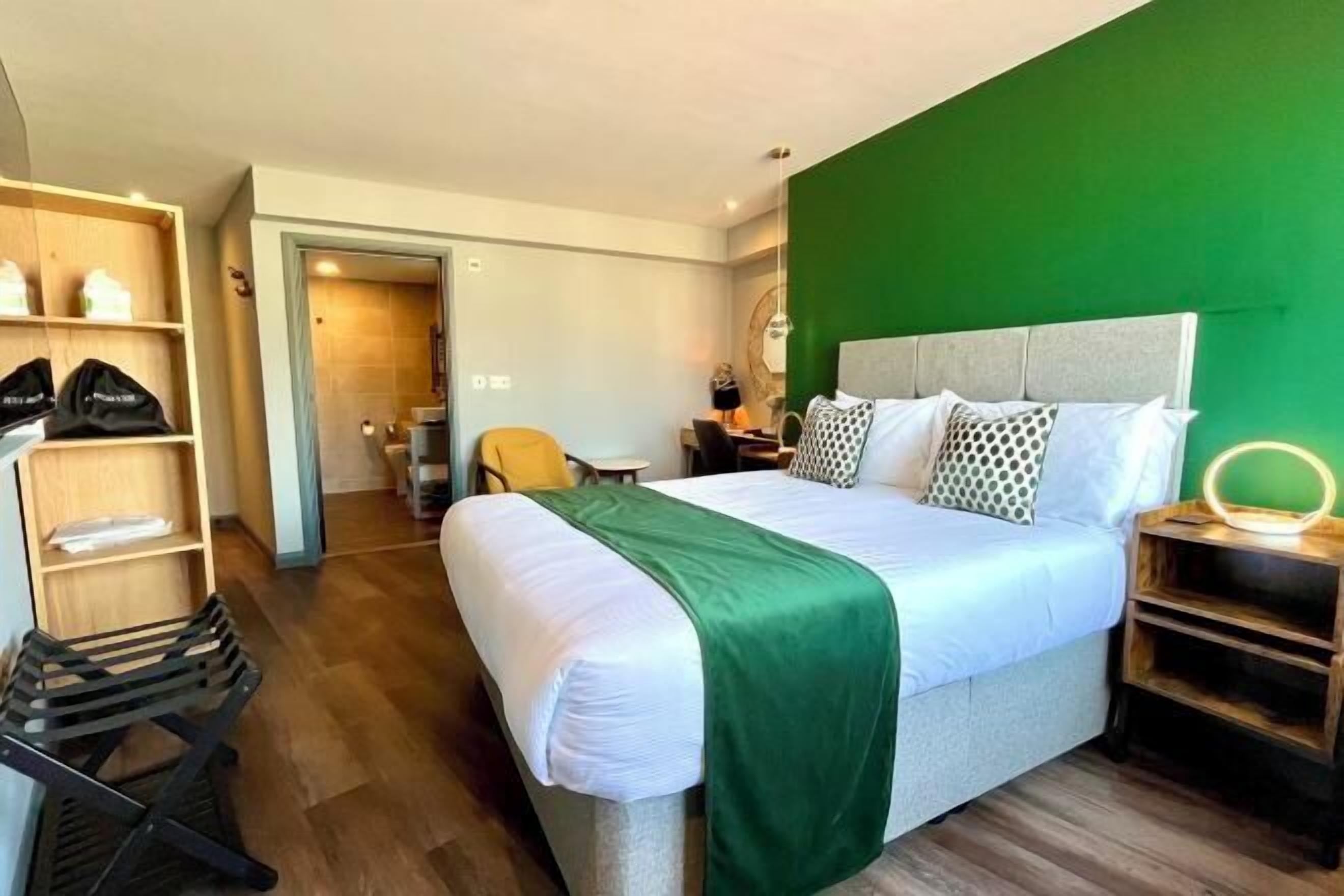 Ropa de cama de alta calidad, colchones Select Comfort, escritorio