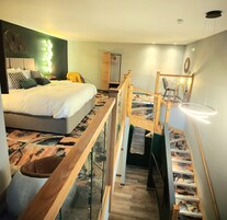 奢华套房 | 高档床上用品、Select Comfort 床、办公桌、笔记本电脑工作区