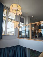 高档床上用品、Select Comfort 床、办公桌、笔记本电脑工作区