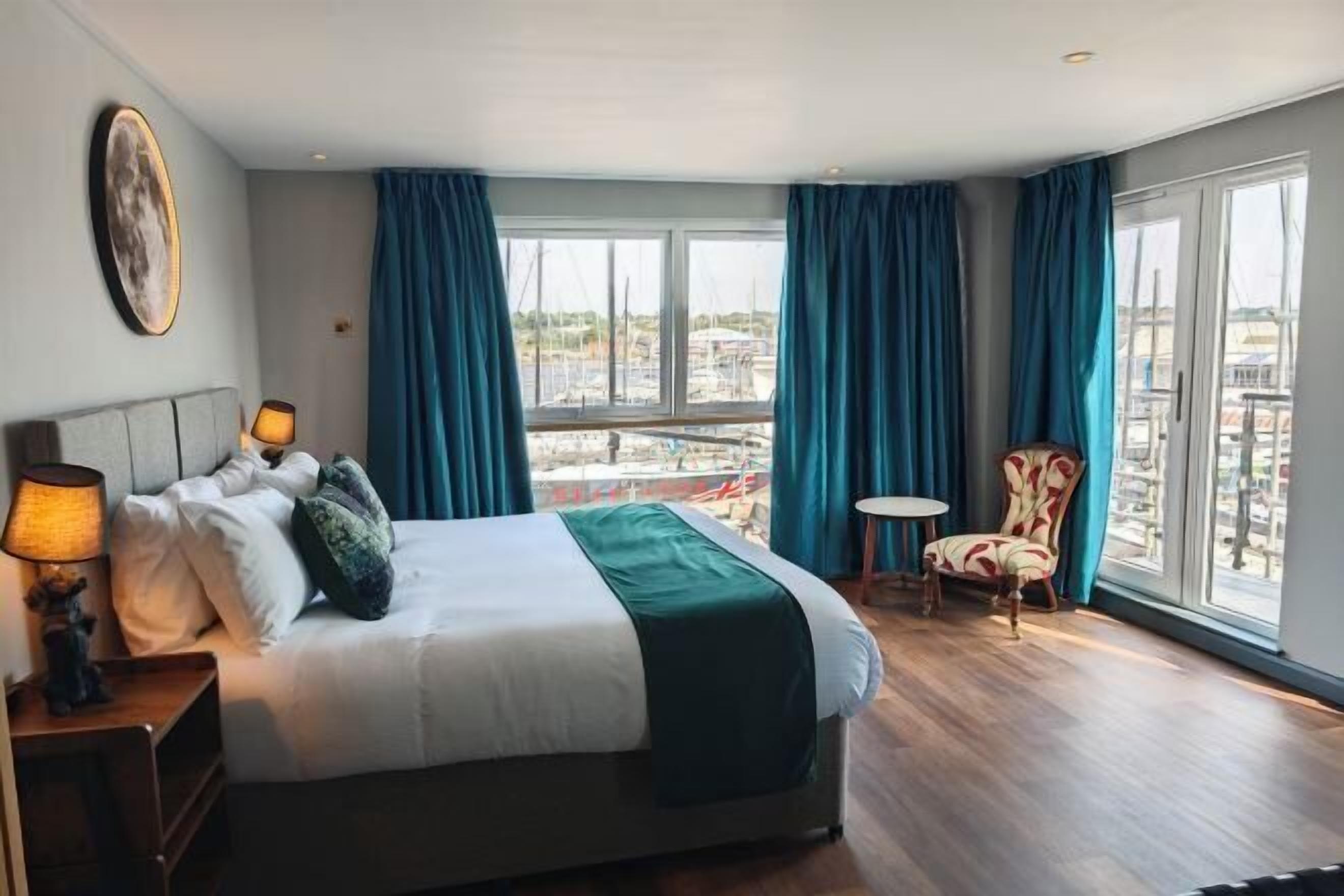 Ropa de cama de alta calidad, colchones Select Comfort, escritorio