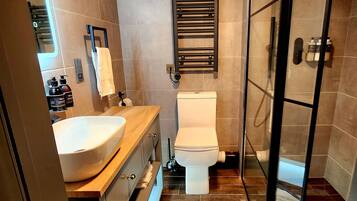 Suite Deluxe, 1 cama Queen size | Baño | Tina y regadera independientes y regadera tipo lluvia