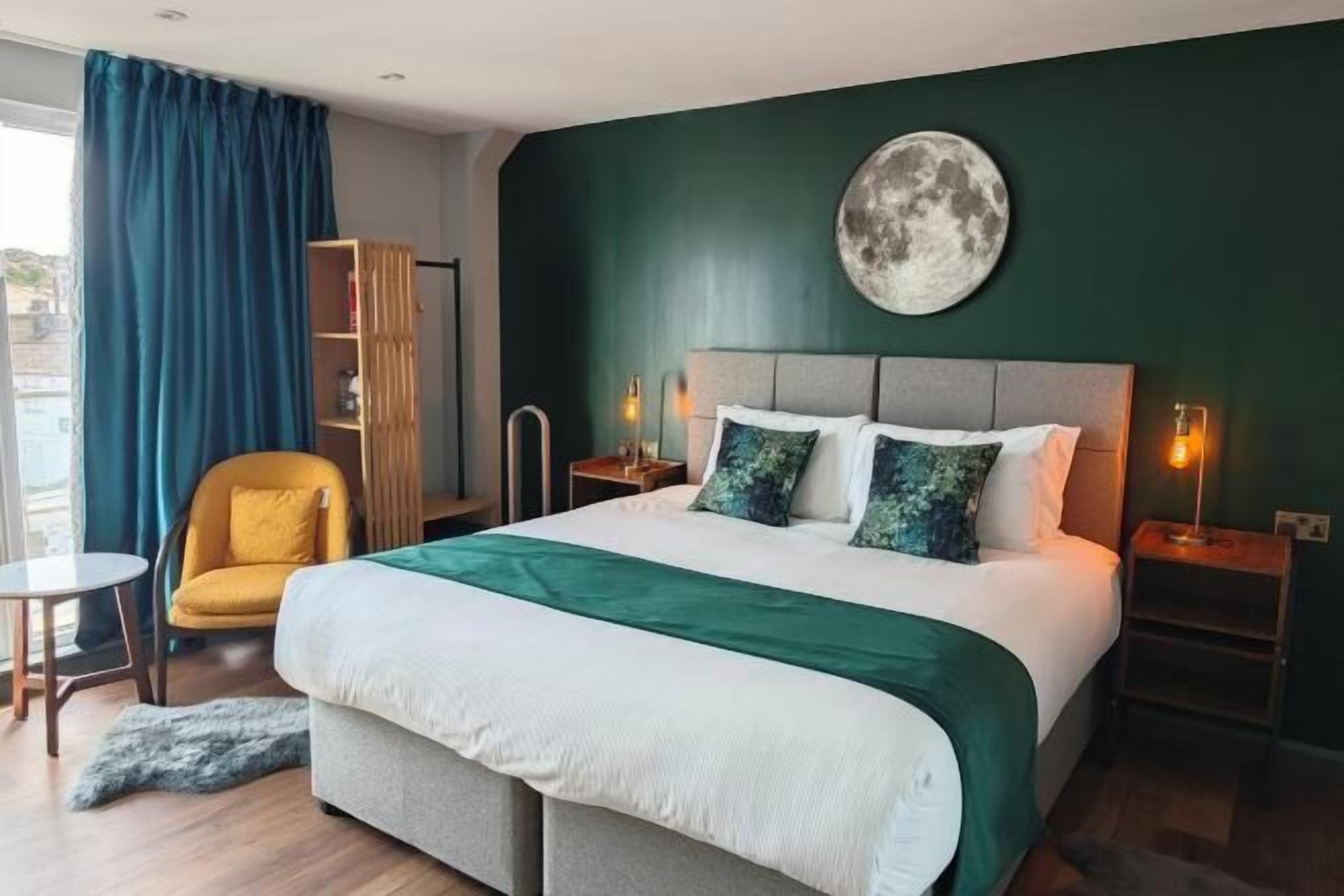 Ropa de cama de alta calidad, colchones Select Comfort, escritorio