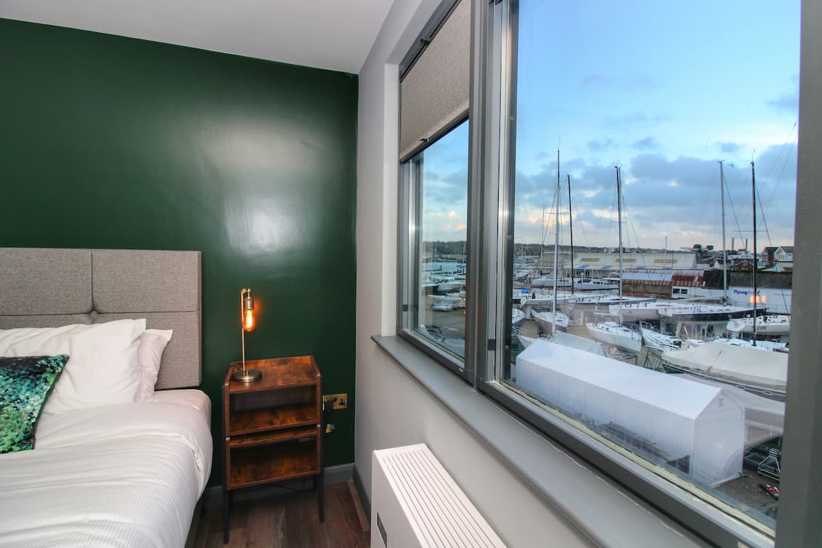 Habitación Deluxe, 1 cama King size | Ropa de cama de alta calidad, camas Select Comfort y escritorio