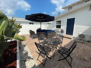 Outdoor dining - Only 4 bedroom with a view of Main Street located in the Downtown Core District (Dunedin)
