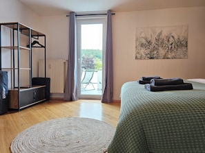 4 室のベッドルーム、デスク、アイロン / アイロン台、旅行用ベビーベッド