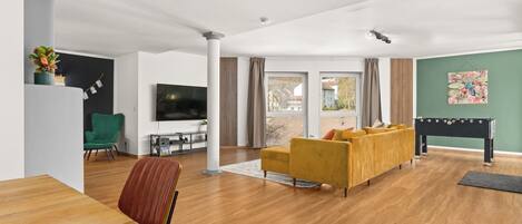 Smart TV, videogames, pebolim, livros