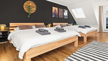 4 Schlafzimmer, Schreibtisch, Bügeleisen/Bügelbrett, Reisekinderbett