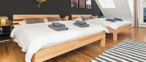 4 sovrum, skrivbord, strykjärn/strykbräda och resesäng