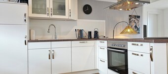 Birdhouse - Big Living for 12 - 2 terraces, table football, BBQs, PS4, fitness