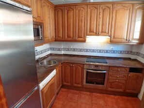 雪櫃、微波爐、焗爐、爐具