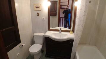 Haartrockner, Bidet, Handtücher, Seife