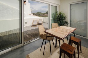 Vila luxo, 1 quarto, vista para o pátio, no jardim | Cozinha privada | Geladeira grande, micro-ondas, cooktop, máquina de café expresso