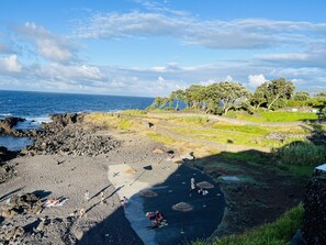 Playa en los alrededores y playa de arena negra