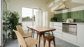 Villa Deluxe - 1 sovrum - utsikt mot innergården - trädgård | Eget kök | Stort kylskåp, mikrovågsugn, spishäll och espressobryggare