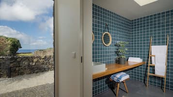 Vila luxo, 1 quarto, vista para o mar, no jardim | Área de estar | TV LED 42 polegadas com canais a cabo