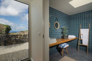 Villa Deluxe, 1 habitación, vista al mar, en el área del jardín | Área de sala de estar | Televisión LED de 42 pulgadas con canales por cable