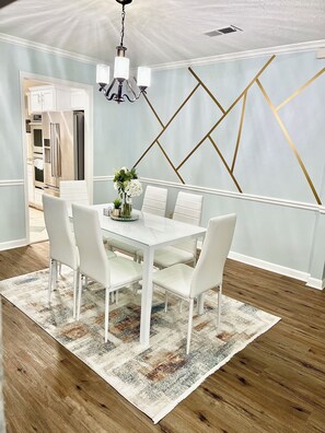 Dining - King Bed_Cozy Urban Retreat-Central Memphis (Memphis)