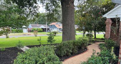 King Bed_Cozy Urban Retreat-Central Memphis