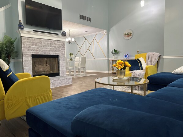 Smart TV, fireplace - King Bed_Cozy Urban Retreat-Central Memphis (Memphis)