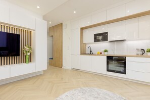 Leilighet, 2 soverom, balkong | Eget kjøkken | Mikrobølgeovn, oppvaskmaskin, kjøkkenutstyr og spisebord