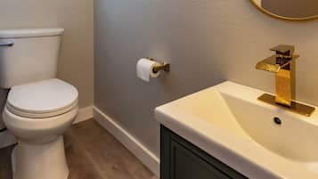 Een douche, een haardroger, handdoeken, zeep