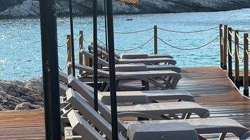 Aan een privéstrand, een strandbar