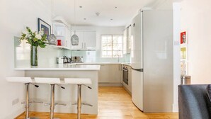 Coffee/tea maker, fridge, microwave, stovetop - KNIGHTSBRIDGE TRANQUIL 3 BED 2 BATH (London)