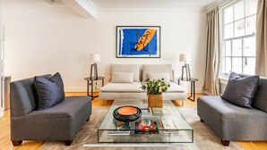Smart TV, books - KNIGHTSBRIDGE TRANQUIL 3 BED 2 BATH (London)