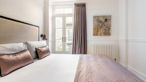 3 bedrooms, iron/ironing board, travel cot, free WiFi - KNIGHTSBRIDGE TRANQUIL 3 BED 2 BATH (London)
