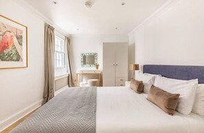 3 chambres, fer et planche à repasser, lit de bébé portatif